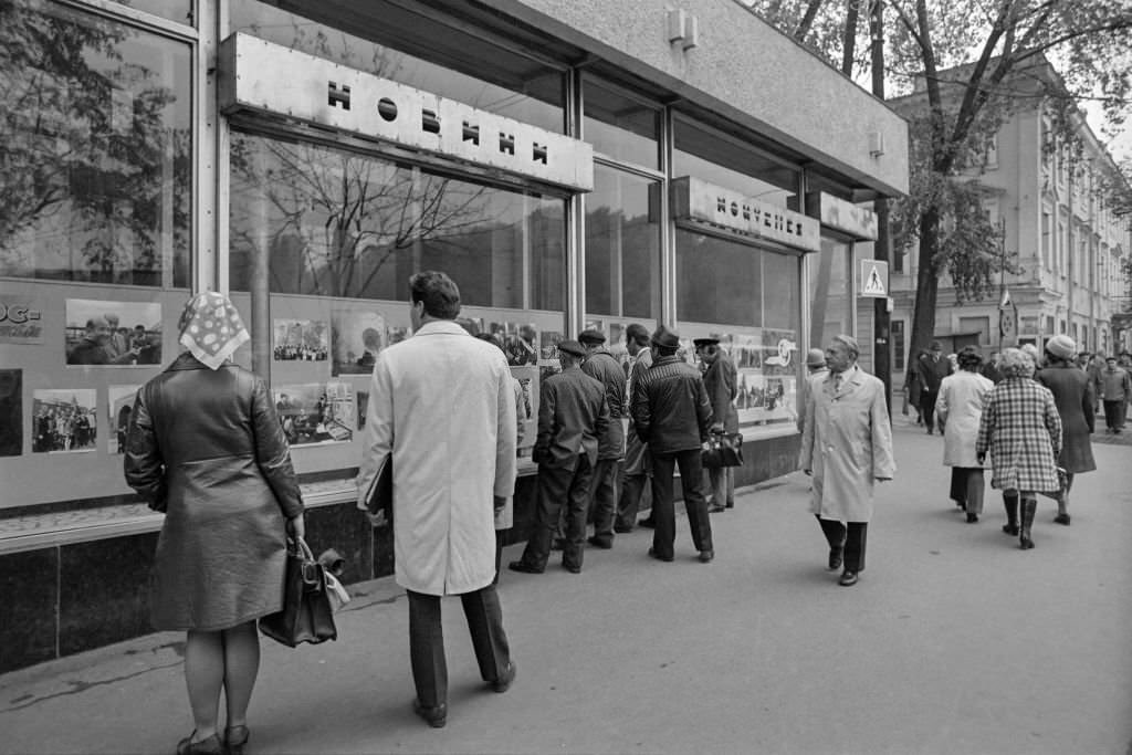 #26 Soviet people are gathered to read the news in front of a shop window on Khreshchatyk Street on October 18, 1975 in Kyiv.