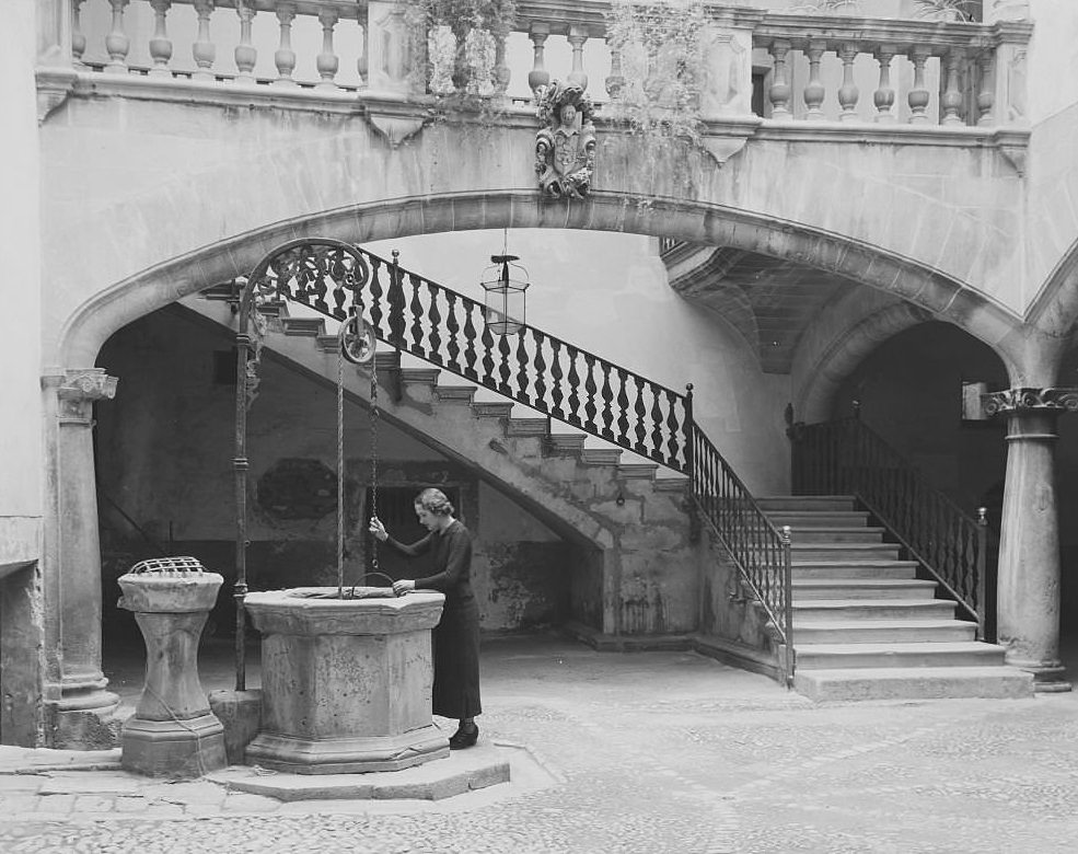 #138 A courtyard with a well on the island of Majorca.