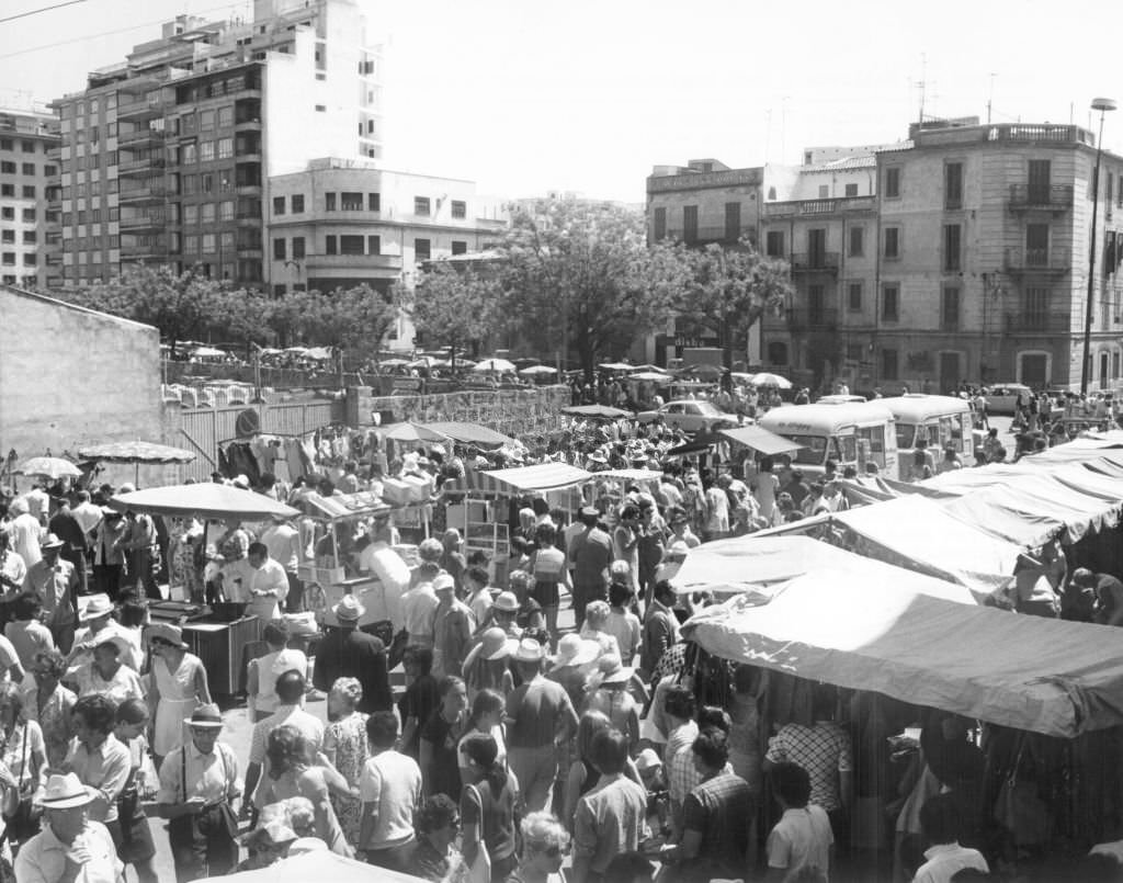 #18 The flea market in Palma de Mallorca, 1972