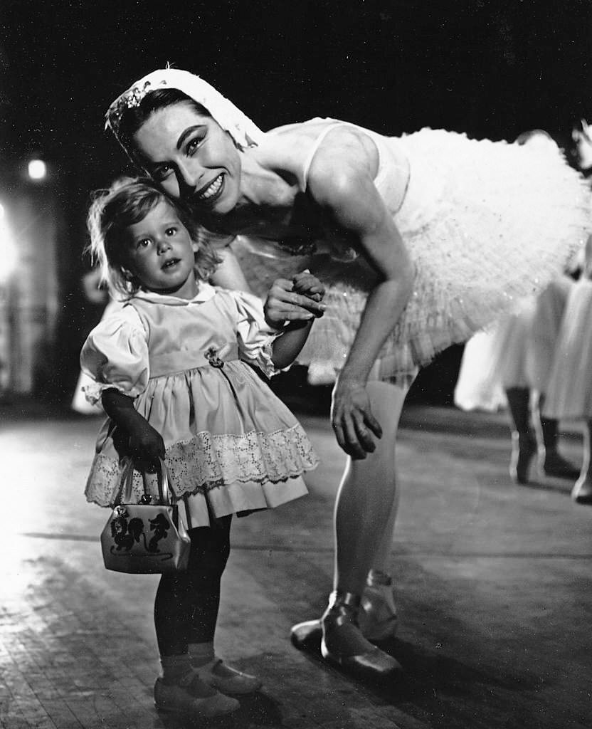 #59 Maria Tallchief and her daughter Elsie backstage at the American Ballet Theatre in 1961.