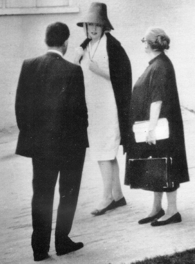 #6 Drama coach Paula Strasberg with Marilyn Monroe clearly visibly pregnant, during the filming of Some Like It Hot, September 1958.