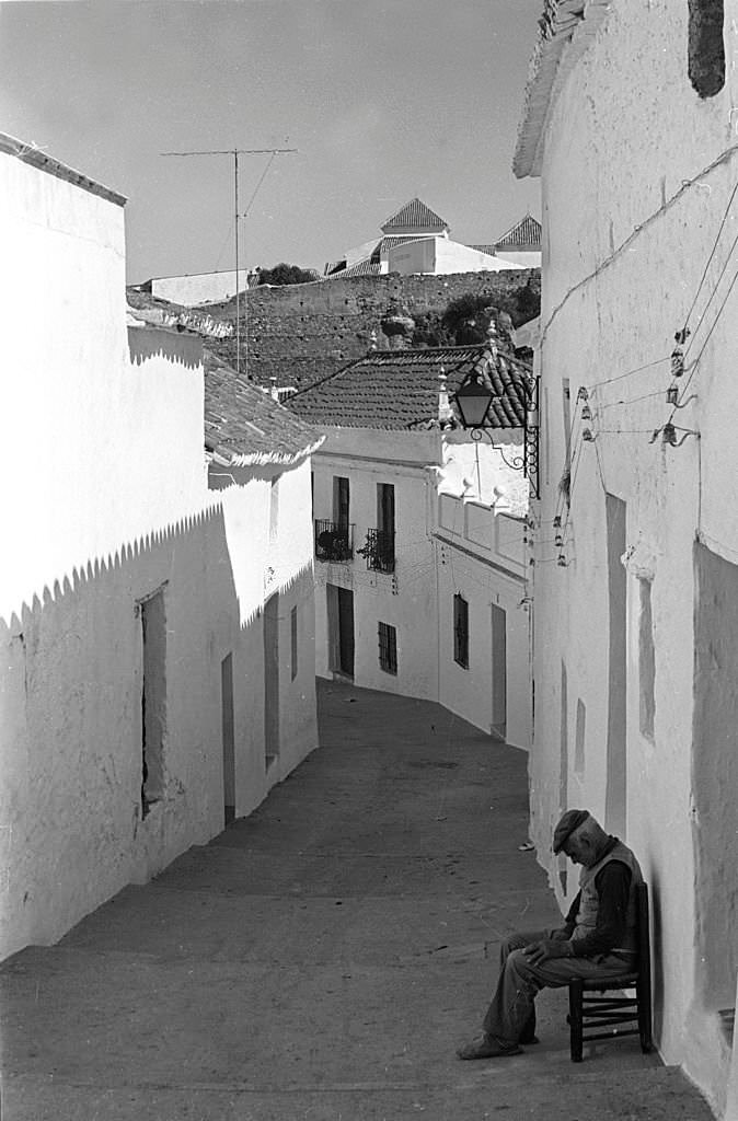 #17 Elder resting in a tipical street, Mijas, 1974