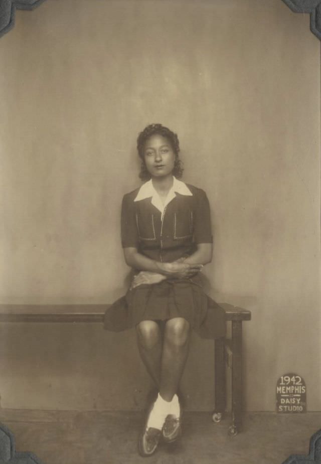 #10 Young women at Daisy Studio, Beale Street, Memphis, Tennessee, 1942