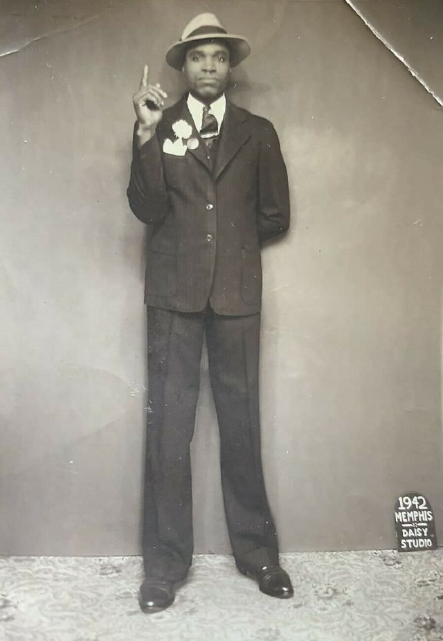#4 Sharp-dressed man, Daisy Studio, Beale Street, Memphis, Tennessee, 1942