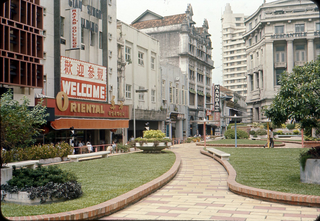 #211 View of the central square of Raffles Place in the 1960s. Ảnh: Kit Rabson