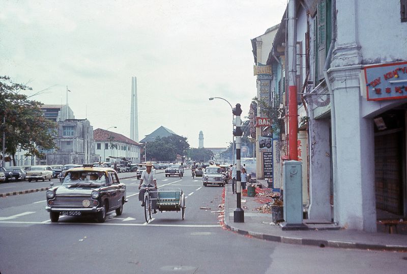 #156 Corner of Beach Road and Middle Road; on the right was the Tay Koh Yat ticketing office; about four shops back is the York Kee bar