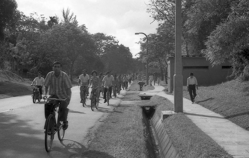 #157 Dockyard workers going home from Sembawang dockyard, 1960s