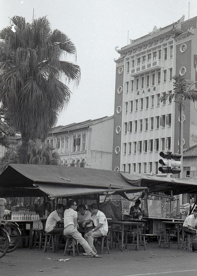 #160 Hawker stall (the first Satay Club); the building is Singapore Hainan Hwee Kuan (Hui Guan) at the junction of Beach Road and Middle Road