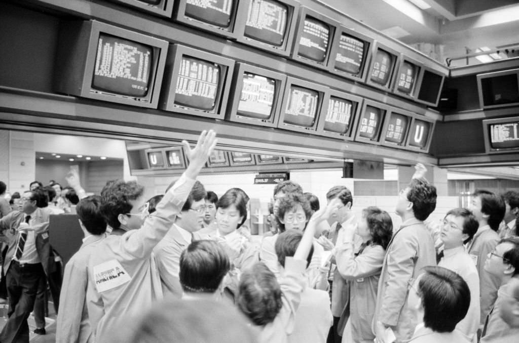 #9 The Singapore Stock Exchange. Here, criers attentive to the screens displaying the values of the stock exchange, 1987