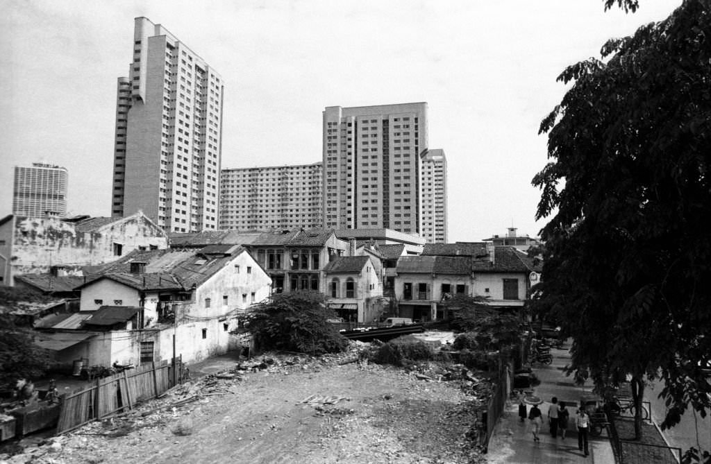 #43 Vacant lot awaits redevelopment after shophouses were demolished along New Bridge Rd from Pagoda St to Temple St, Chinatown, Singapore, 1983