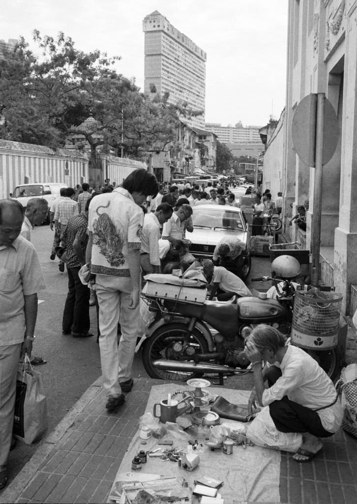 #54 Hawkers sell wares on Pagoda St, Chinatown, Singapore, 12 July 1983.