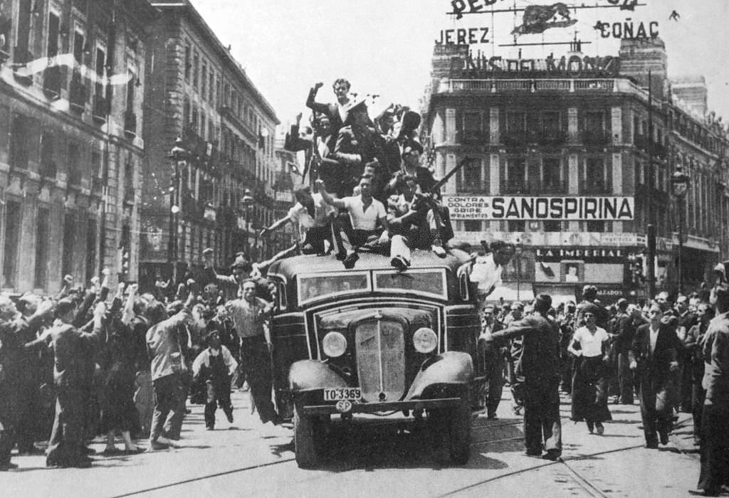 #117 Republican militias depart from to join forces opposing the nationalists led by Franco. July 1936 at the beginning of the Spanish Civil War.