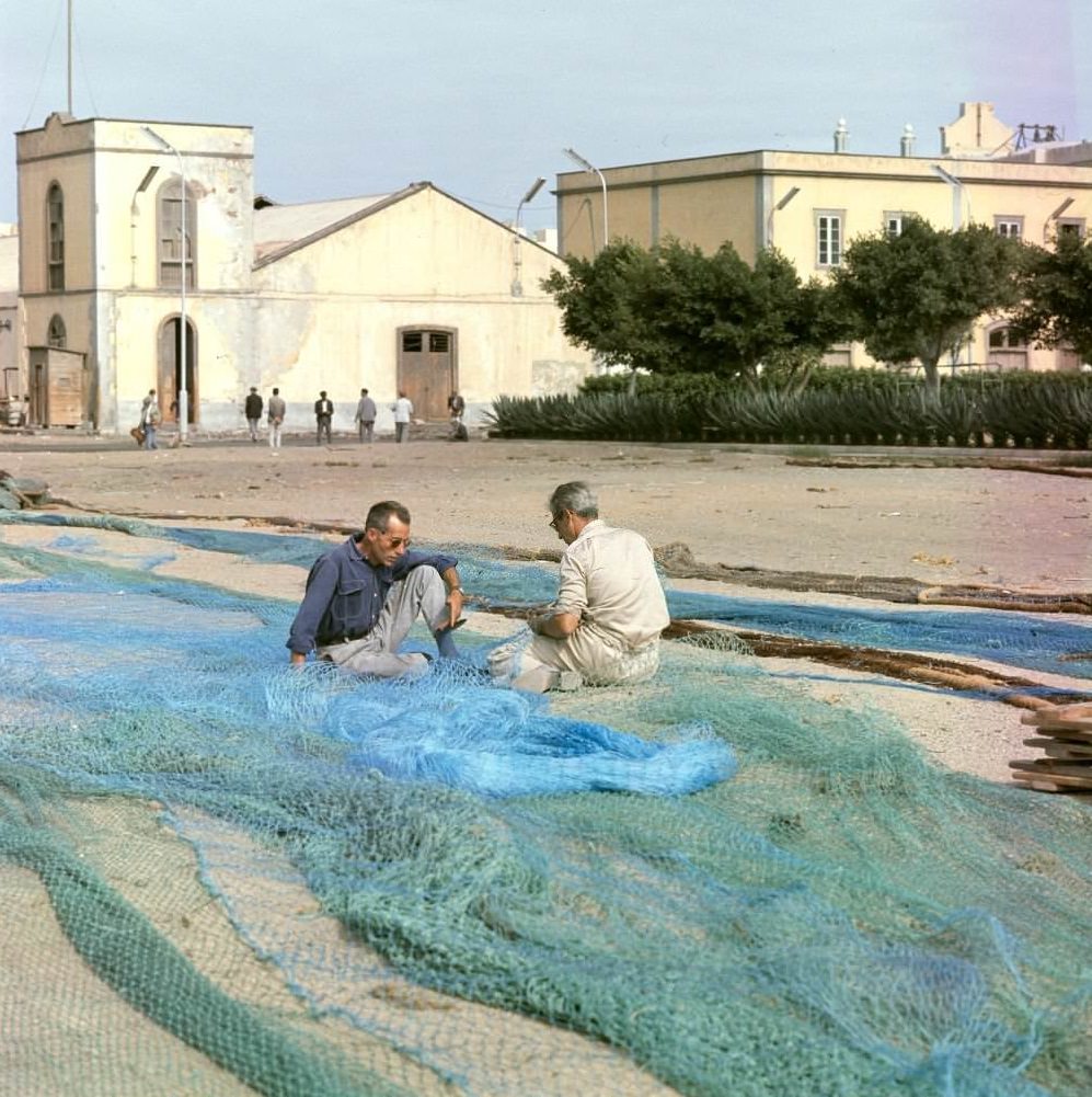 #41 Fishermen repairing nets, Tenerife, 1970