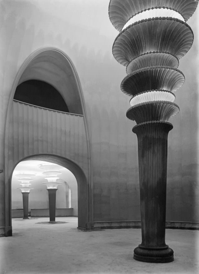 #10 Großes Schauspielhaus von Hans Poelzig († 1936), Lichtsäulen im Foyer, Aufnahme um 1920