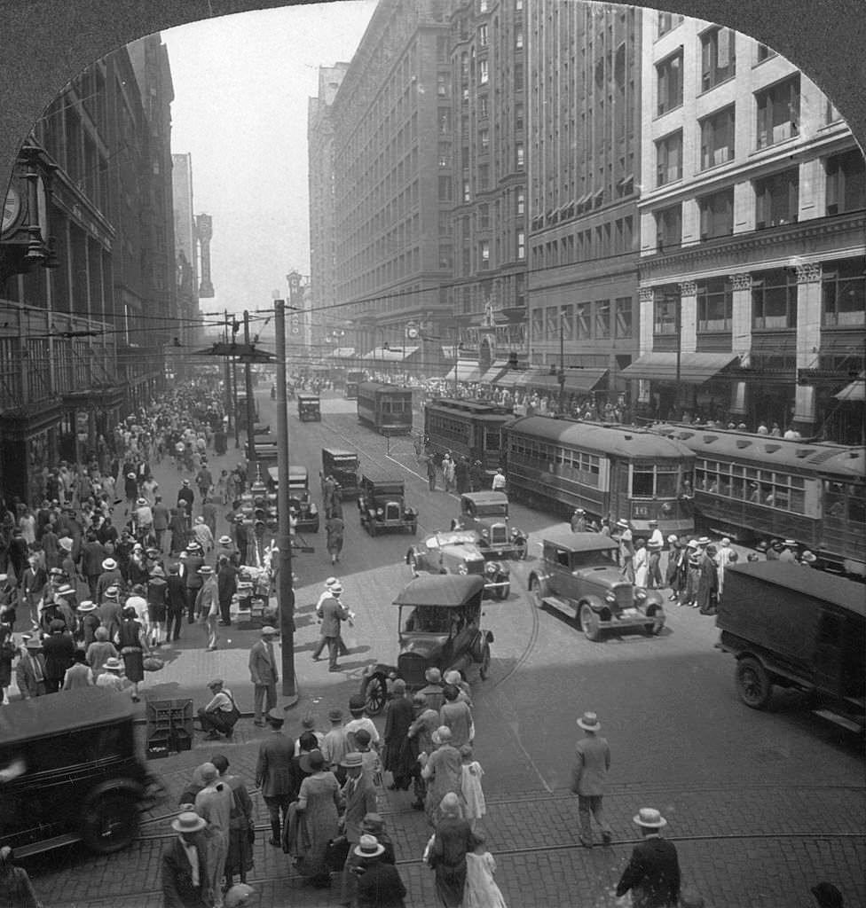 #114 In the heart of the shopping district on State Street, Chicago, 1900s