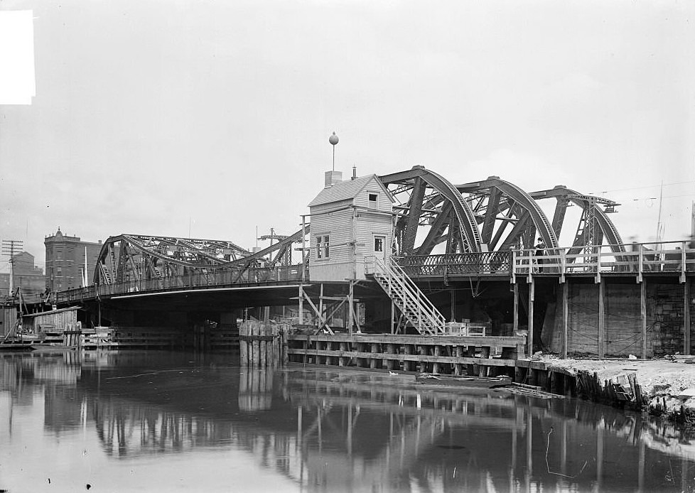 #117 Division Street Bridge, view from the side showing the entire bridge from one side and the river underneath, Chicago, 1904.