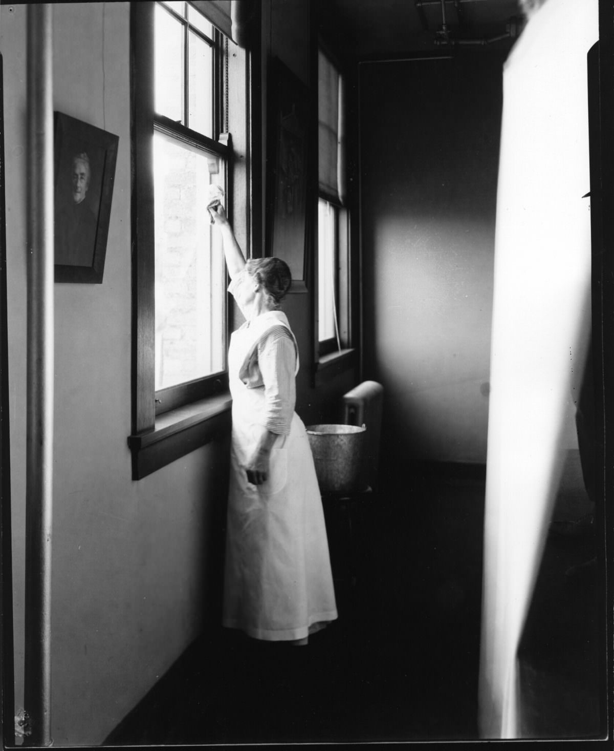 The correct way to do housework: A Photographic Guide to Housework from 1921 Weird