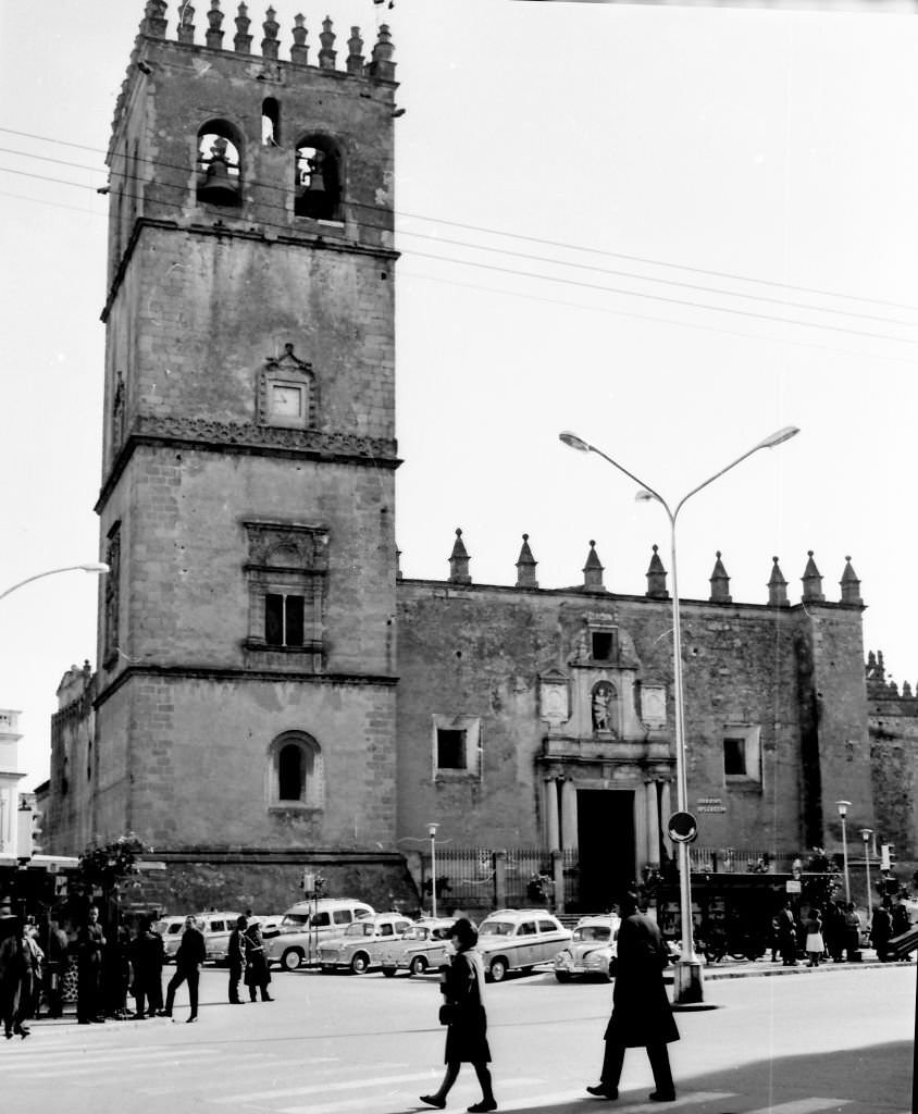 #206 The Metropolitan Cathedral of Santa María la Mayor -Unesco World Heritage Site- is a Catholic temple in Mérida that stands in the Plaza del Ayuntamiento, Badajoz, 1964