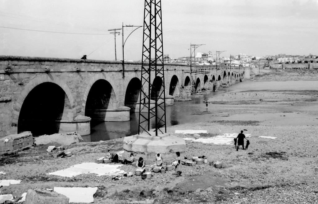 #214 Washerwomen in the river Gévora under a Roman bridge, Badajoz, Extramadura, 1964.