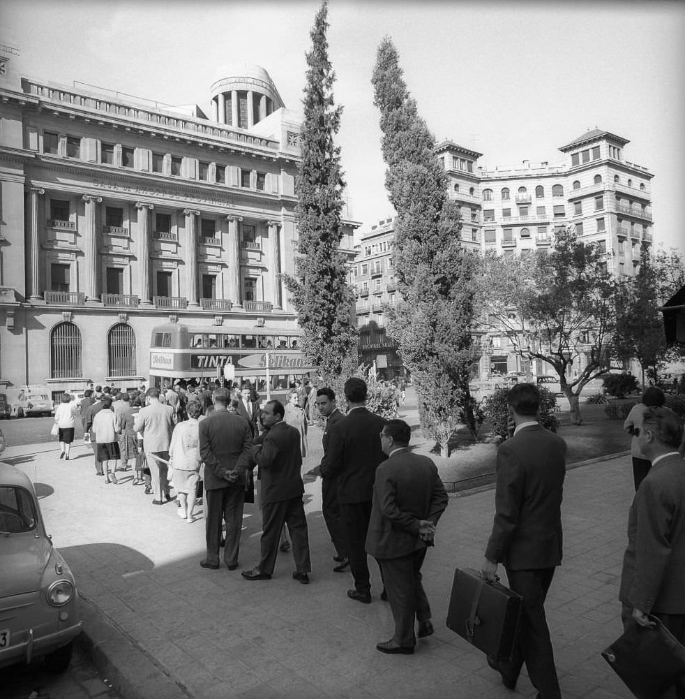 #30 Leute in Warteschlange, Barcelona, 1961