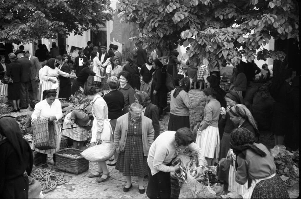 #87 Women at the market, 1960
