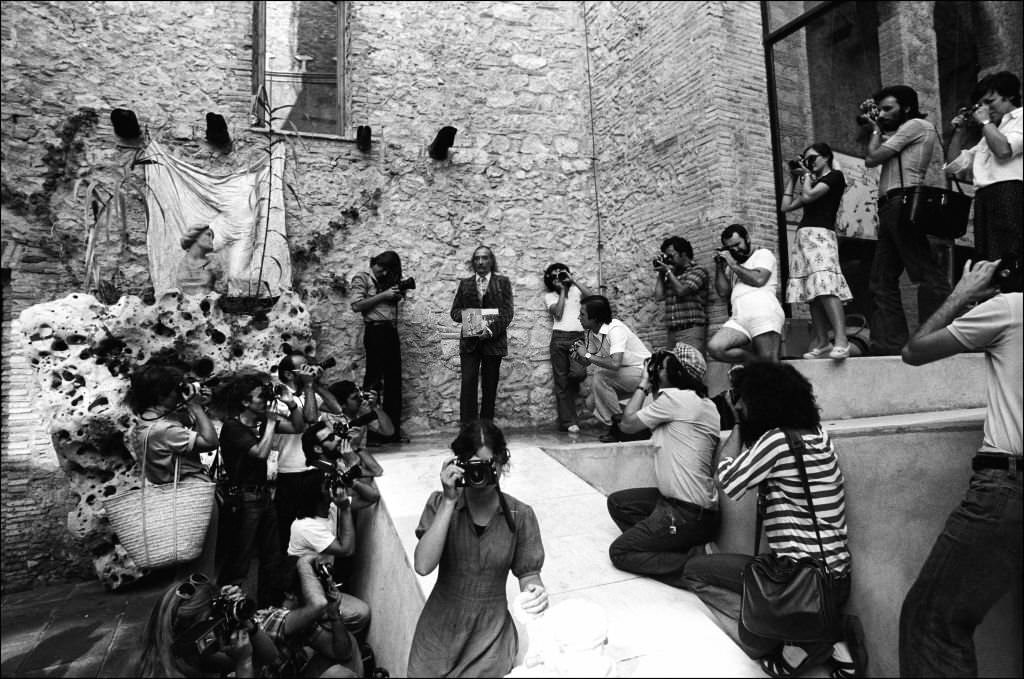 #160 Salvador Dali gives free art lesson to his fans in Figueres
