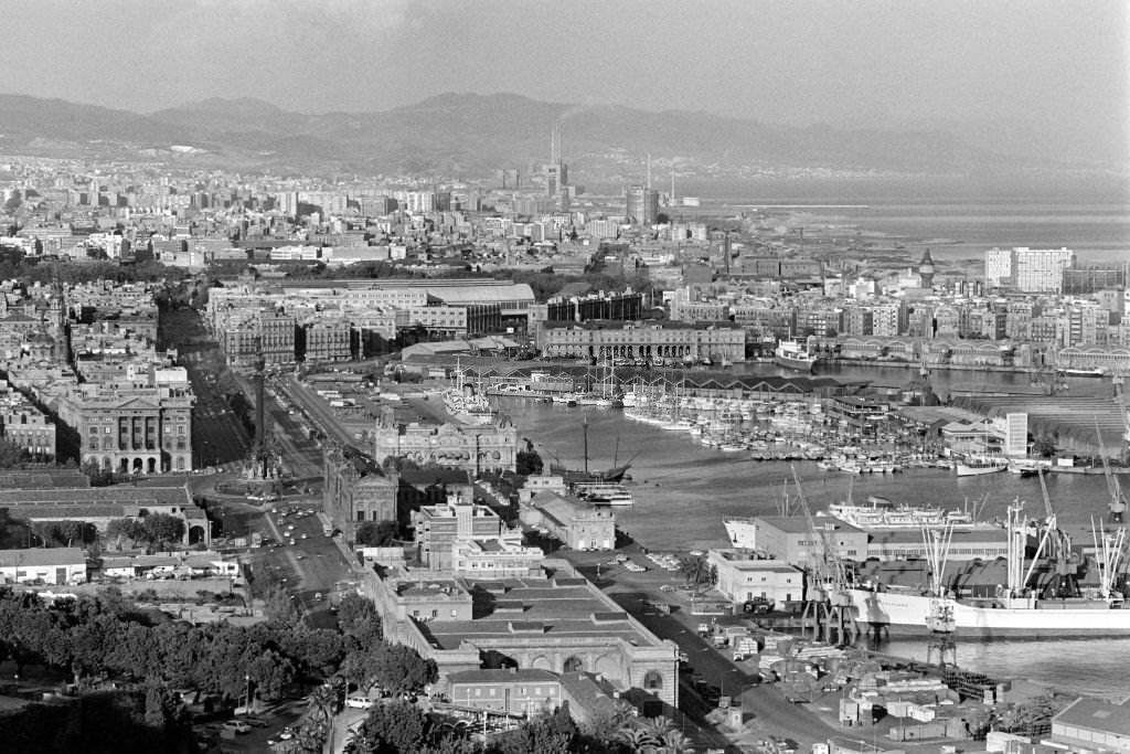 #183 A general view taken on November 1, 1975 shows the harbour of Barcelona.