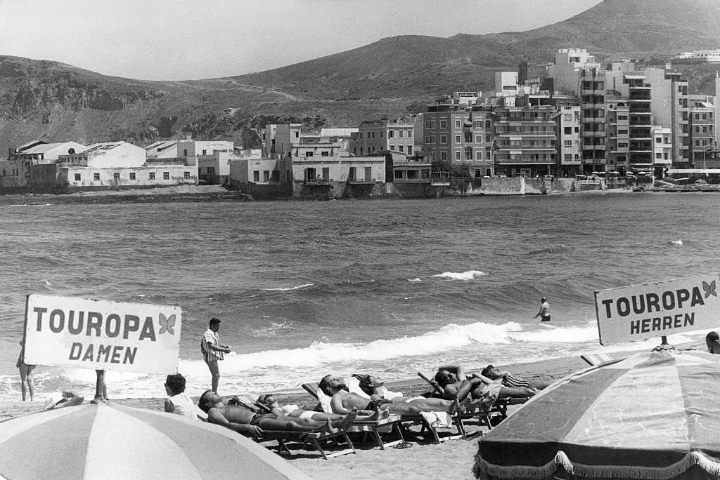 #21 Gran Canaria Spain – Beach of the port city, 1970