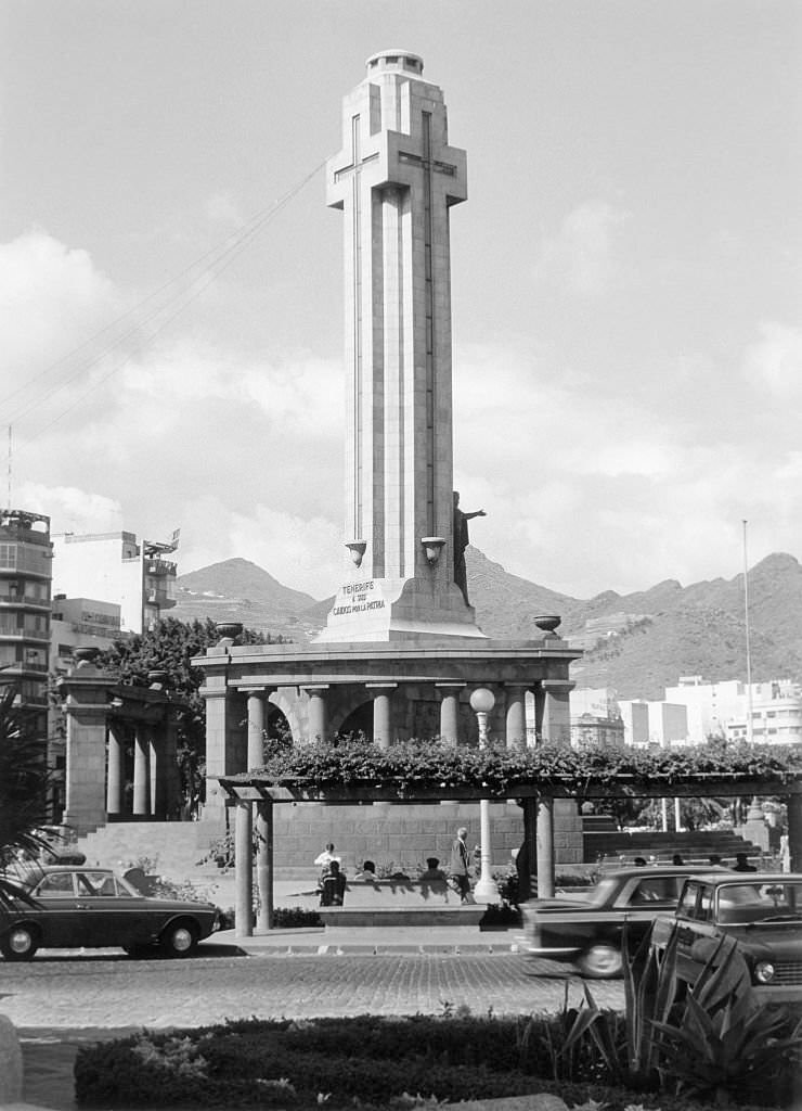#44 Plaza de Espana with the ‘Cruz de los Caidos’ in the capital Santa Cruz, 1970