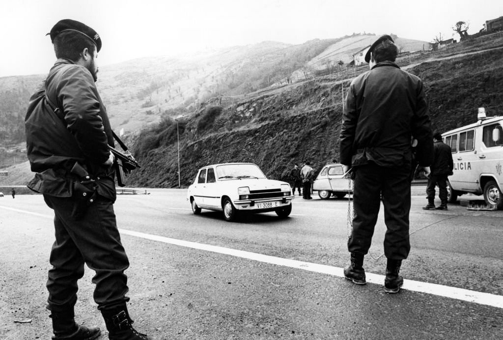 #7 The police control the roads of the Basque country following the kidnappings organized by the Basque terrorist organization on January 21, 1981.
