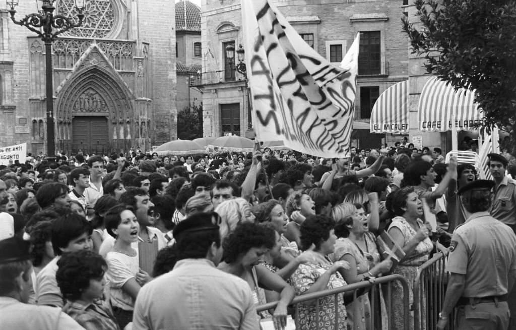 #36 Demonstration of workers and trade unions, in the Plaza de la Reina in Valencia, against the closure planned by the government, as part of the industrial reconversion policies, of the Altos Hornos del Mediterráneo in Sagunto.
