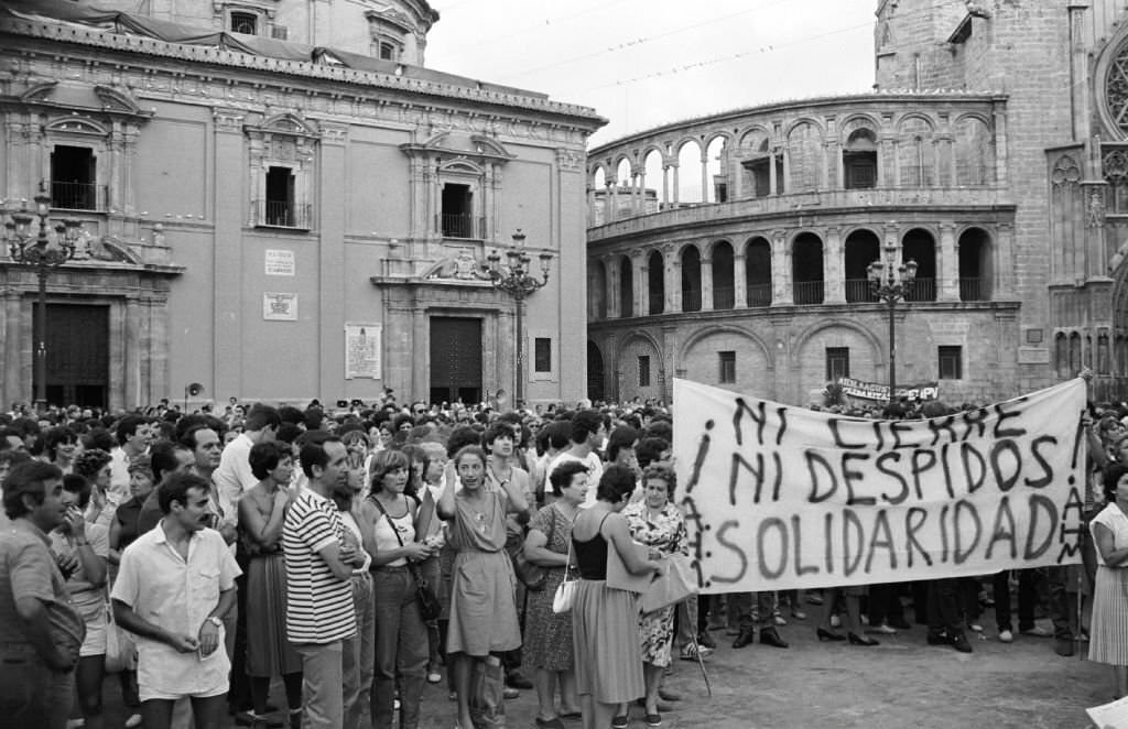 #37 Demonstration of workers and trade unions, in the Plaza de la Reina in Valencia, against the closure planned by the government, as part of the industrial reconversion policies, of the Altos Hornos del Mediterráneo in Sagunto.
