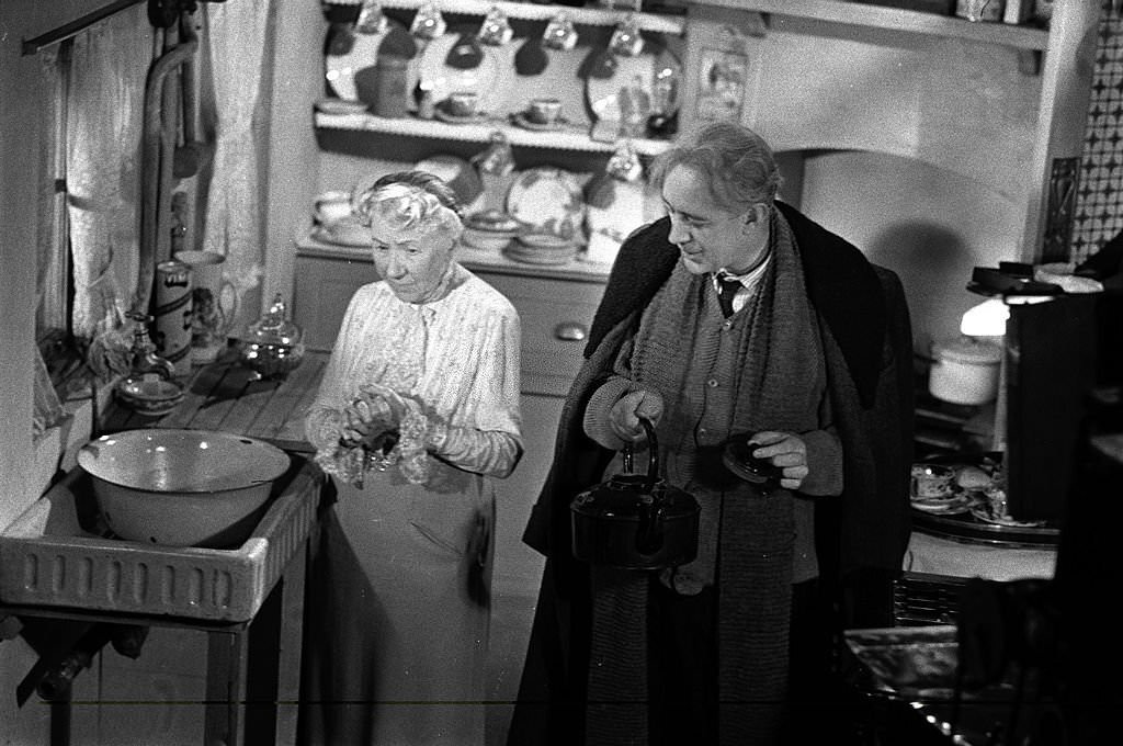British actress Katie Johnson and legendary actor Alec Guinness a scene from the film ‘The Ladykillers’, 1955