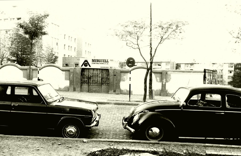 #164 Paseo de Ruiseñores and centered on the low wall that delimited the access to the old Pompilian College at number 26, 1971