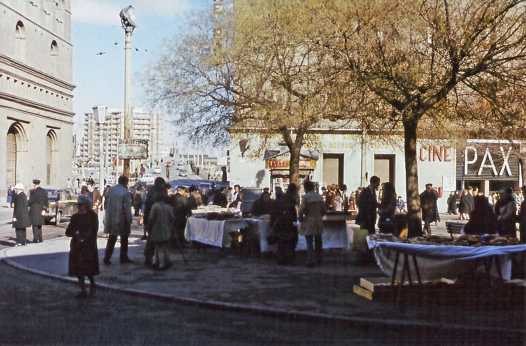 #172 Plaza de La Seo on the day of San Valero. In the background, Stone Bridge, 1972