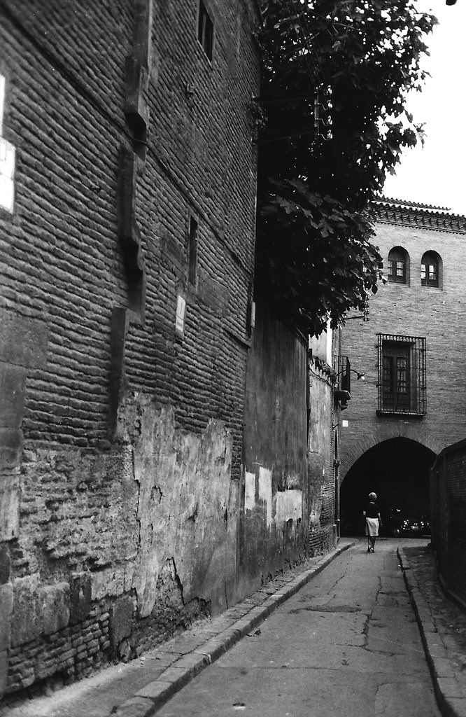 #186 Surroundings of La Seo, on Calle del Deán. In the background, the Dean’s Arch, 1972