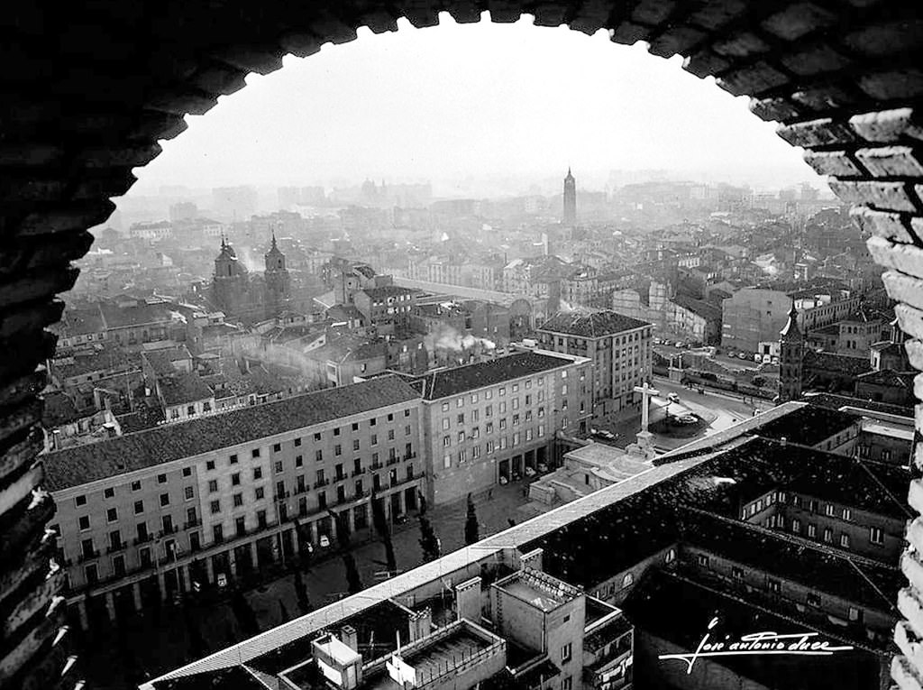 #51 From the excellent viewpoint of the tower of San Francisco de Borja del Pilar, with the frame of one of its openings, and on a cold and foggy afternoon, a view facing west.