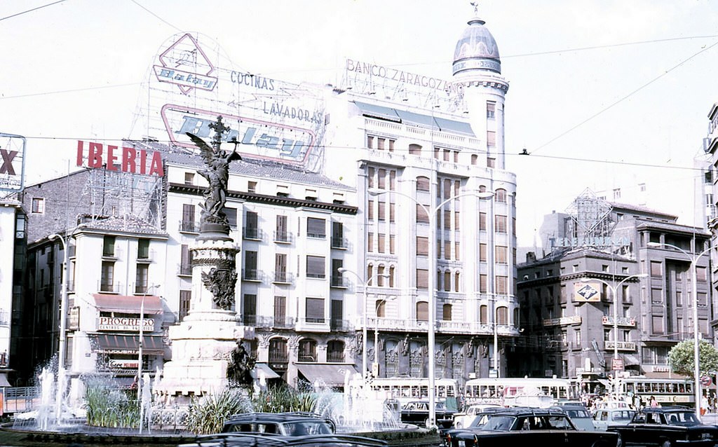 #86 Plaza de España centered on the fabric of the façade between Calle de los Mártires and Calle Don Jaime I, 1970