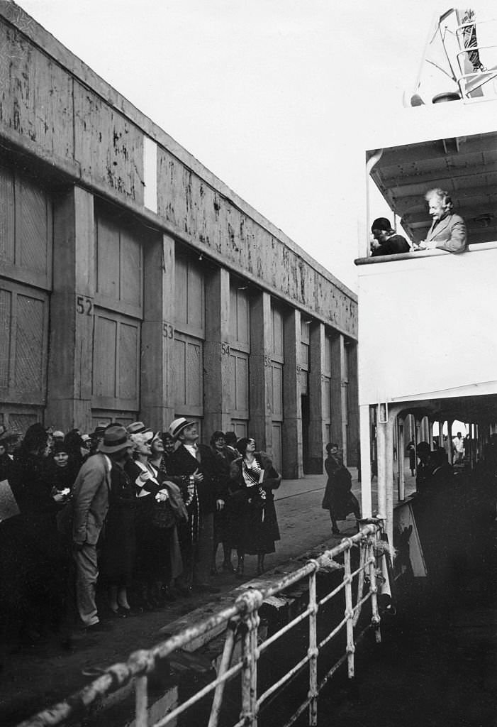 #107 Albert Einstein with his wife Elsa on board the ‘San Francisco’ in Los Angeles. Departure after a two-month stay in California. Among the farewellers: Sigrid Onegin- 1931