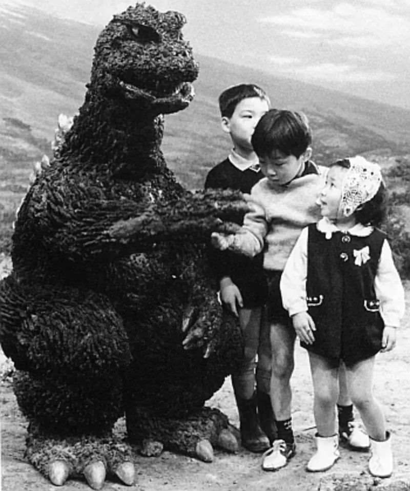 Stunning Behind-the-scene Photos from the Making of the first Godzilla movie, 1954 Movies