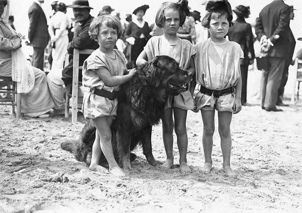 #40 Three children with a dog at the beach of Deauville, 1913