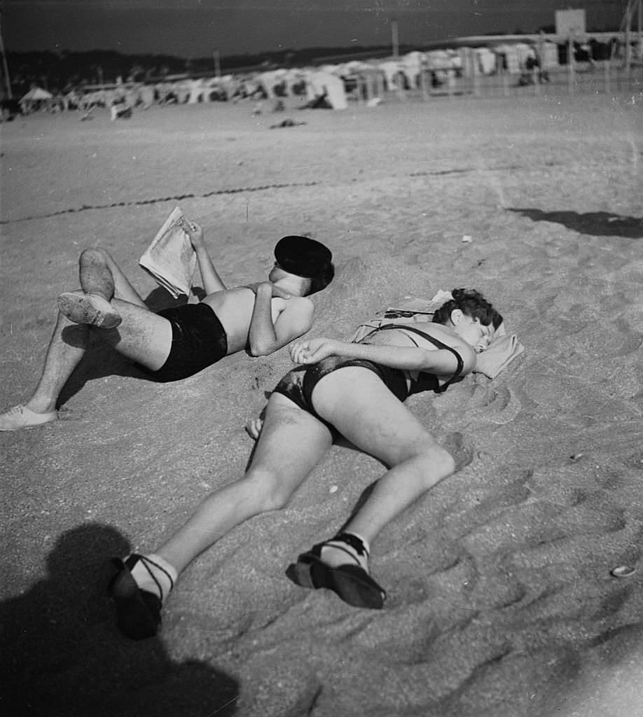 #77 Couple on the Deauville’s beach, 1936