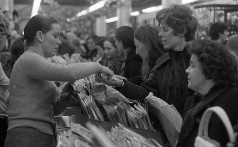 #15 Christmas shopping on Henry Street, December 1971.