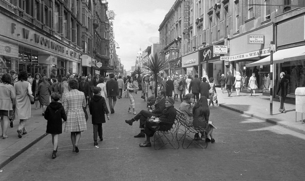 #61 Scenes from Henry Street, Dublin, 1971