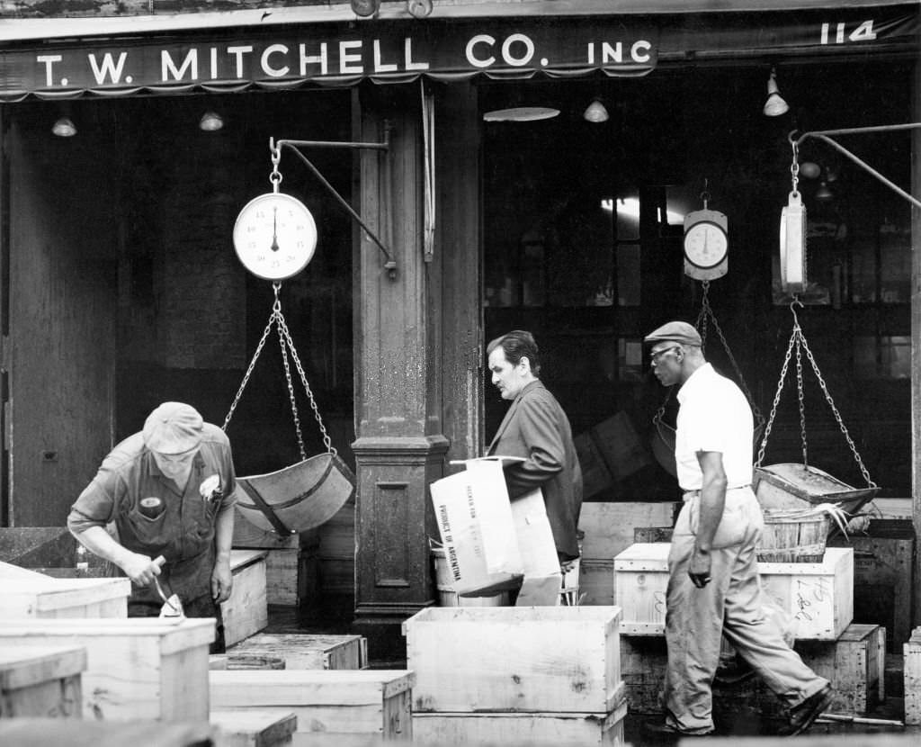 #1 New York City, Fulton fish market, shop T. W. Mitchell Co, 1930s