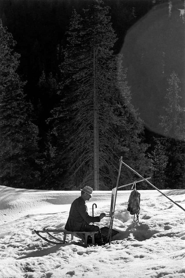 #19 A painter painting during the winter, Dolomites, Monzon, 1959.