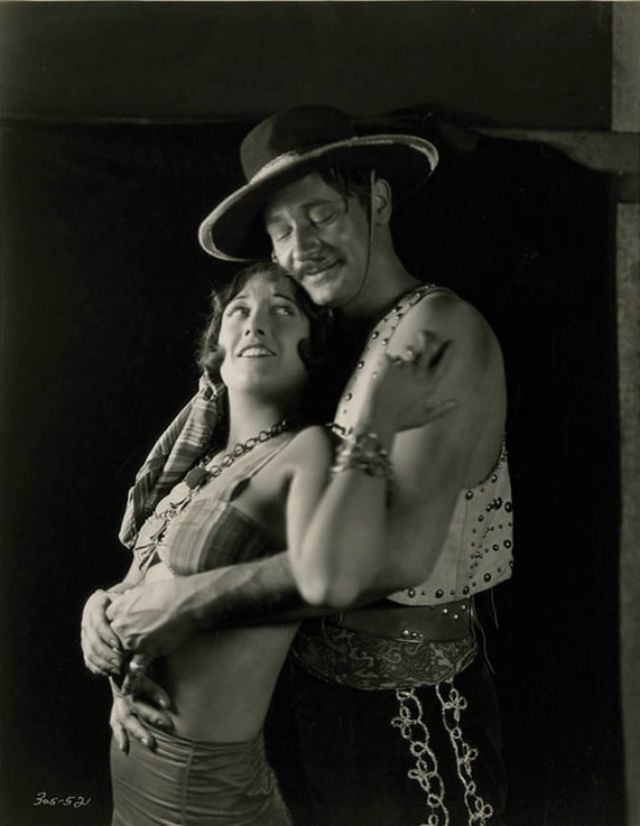Gorgeous Photos of Beautiful Joan Crawford during the filming of &;The Unknown (1927) Movies &; TV
