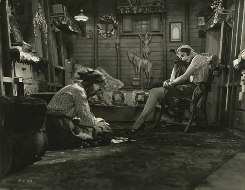 Gorgeous Photos of Beautiful Joan Crawford during the filming of &;The Unknown (1927) Movies &; TV