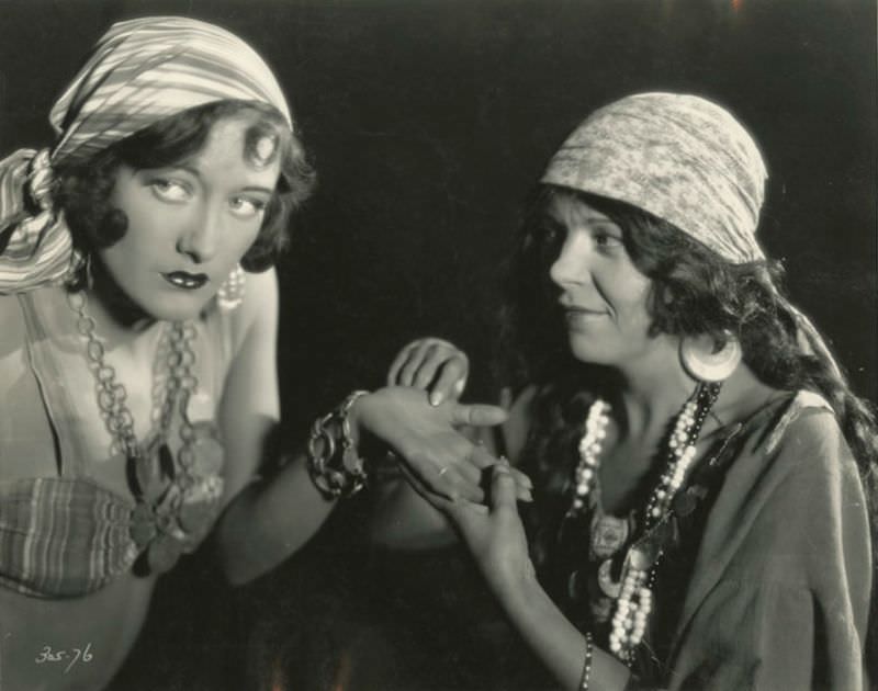 Gorgeous Photos of Beautiful Joan Crawford during the filming of &;The Unknown (1927) Movies &; TV