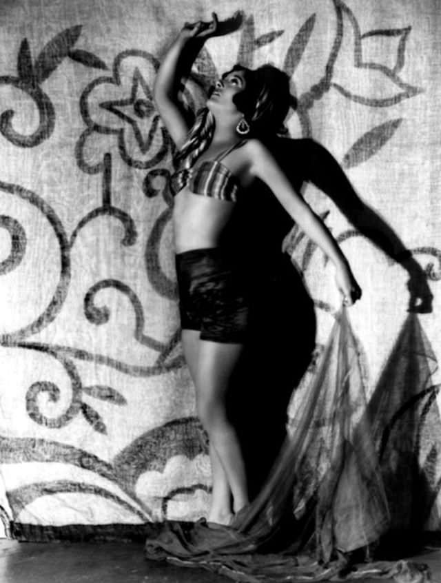 Gorgeous Photos of Beautiful Joan Crawford during the filming of &;The Unknown (1927) Movies &; TV